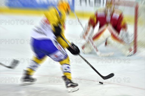 Hockey player in a duel with the keeper