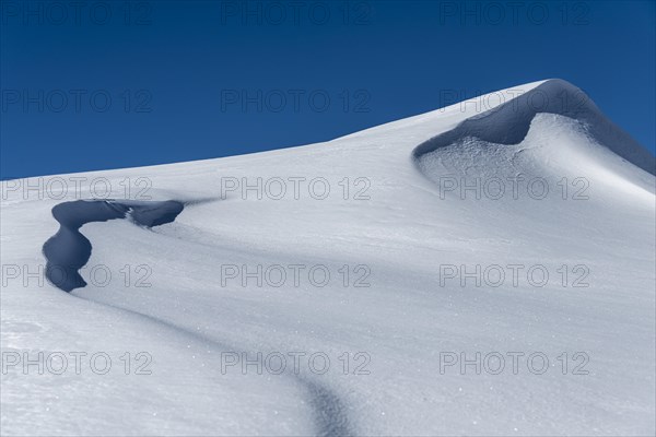 Snow drift with snow cornice