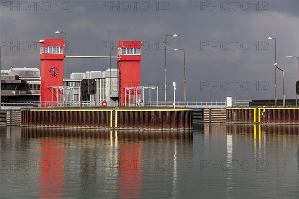 Scharnebeck twin ship lift