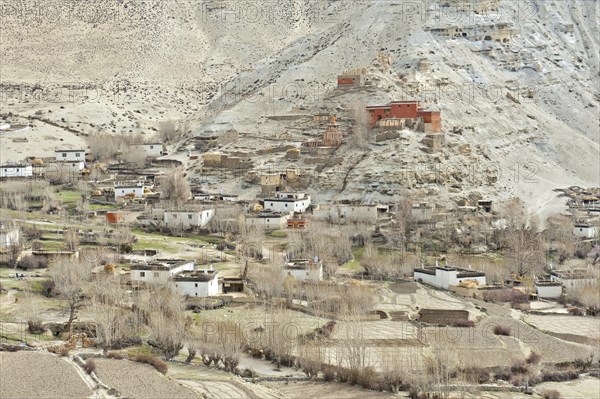 The village of Geling with the Tashi Choling Gompa