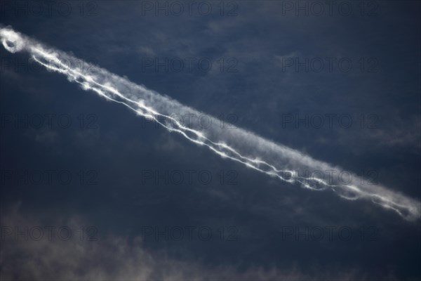 Contrails with interruptions