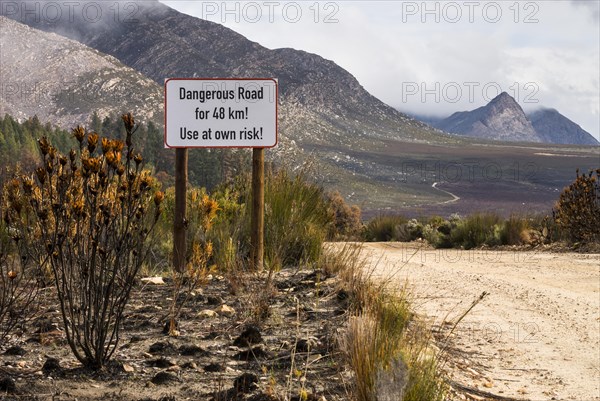Road sign at the beginning of the gravel road to Die Hel
