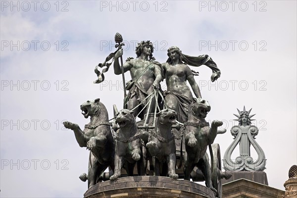 Panther quadriga with Dionysos and Ariadne by Johannes Schilling on the Semperoper