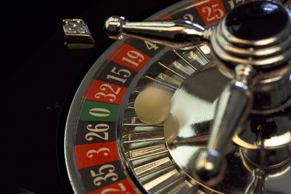 Roulette wheel with rotating ball