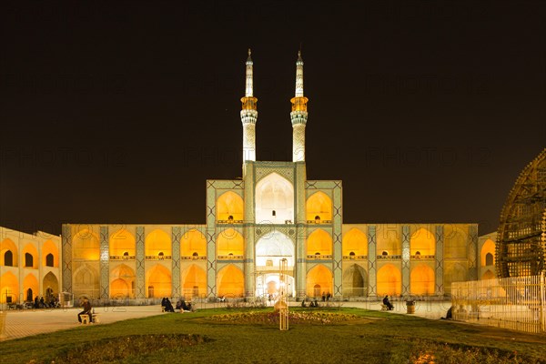 Amir Chakhmagh Mosque at night