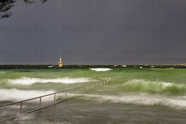 Thunderstorm and high waves at the Horn outdoor pool