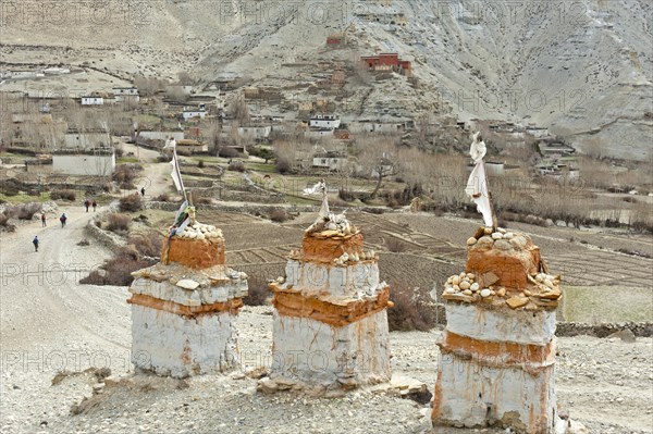 Three chorten