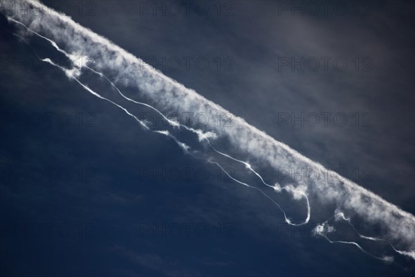 Contrails with interruptions