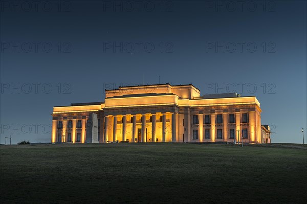 Evening mood at the Auckland War Memorial Museum or Tamaki Paenga Hira