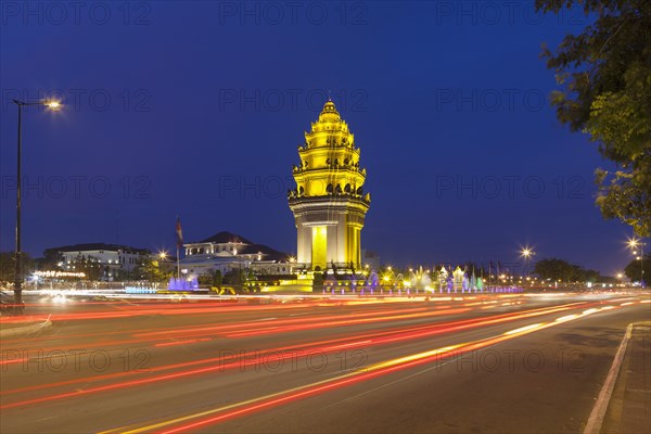 Independence Monument at night