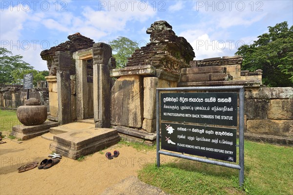 Panels with rules of etiquette in front of the Hatadage temple