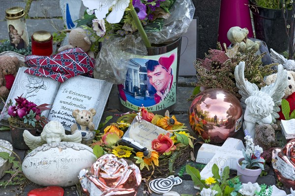 Fan gifts next to the stele commemorating Elvis Presley in front of his former residence Hotel Grunewald