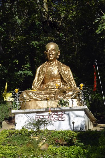 Statue of Phrakuba Srivichai