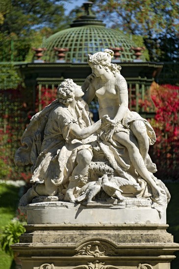 Sculpture of a pair of lovers