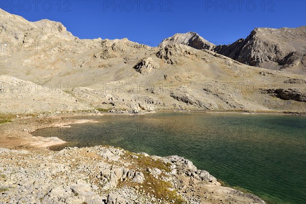 Group of hikers at Hastakoca Lake