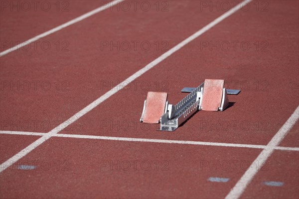 Running track and starting block