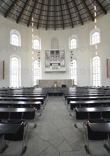 Plenary with the organ by Orgelbau Klais