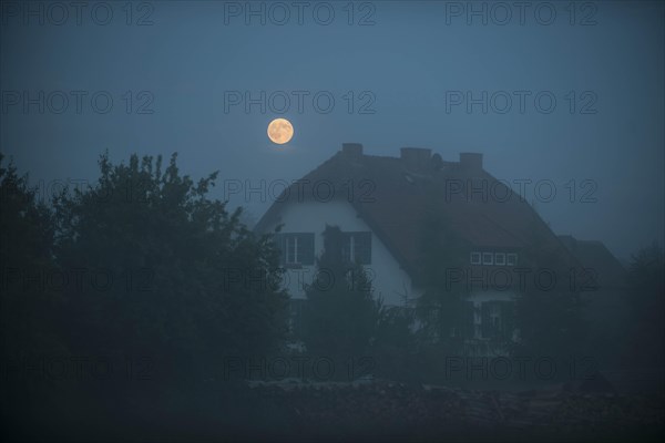 Hunter's Mansion of Galkowo at night