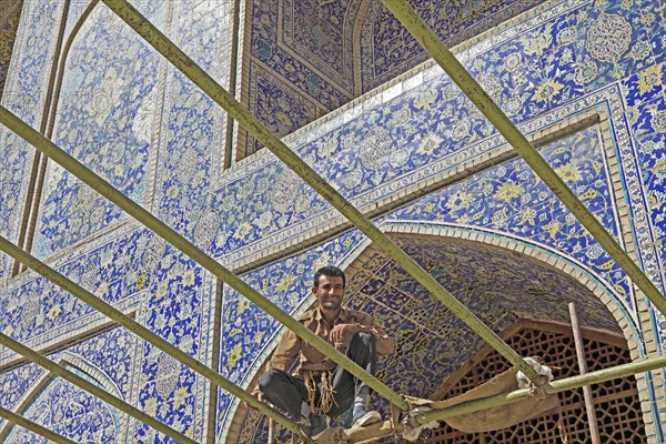 Scaffolder preparing sun protection for the Friday prayer