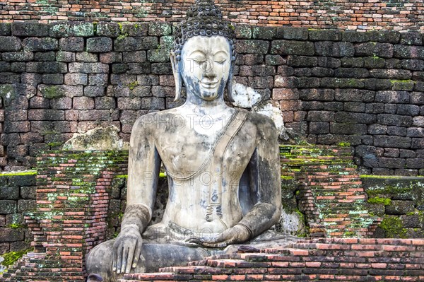 Buddha statue at the ruins of Wat Phra Si Rattana Mahathat temple complex