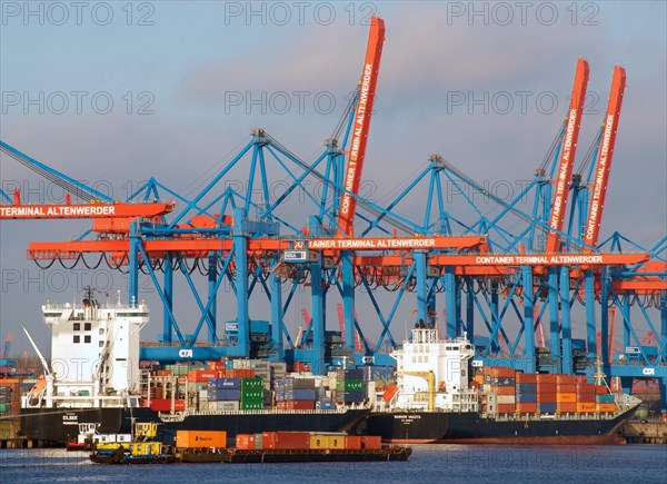 Container Terminal Altenwerder with feeder vessels