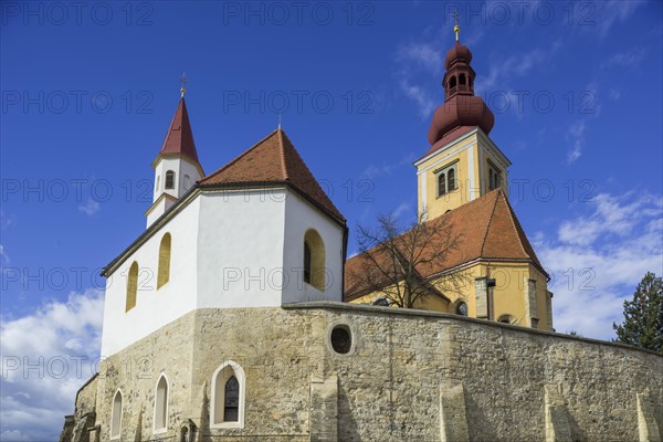 Kirchenberg with the fortified walls of the Catholic Parish Church of the Assumption and the Catholic subsidiary church of St. Sebastian