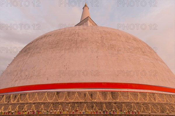 Ruvanvelisaya Dagoba during the Kapruka Pooja