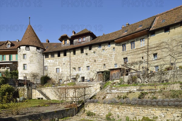 Ring wall with tower