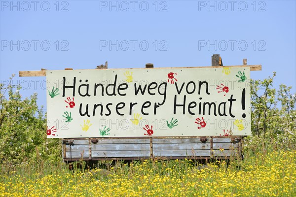 Sign 'Hande weg von unserer Heimat'