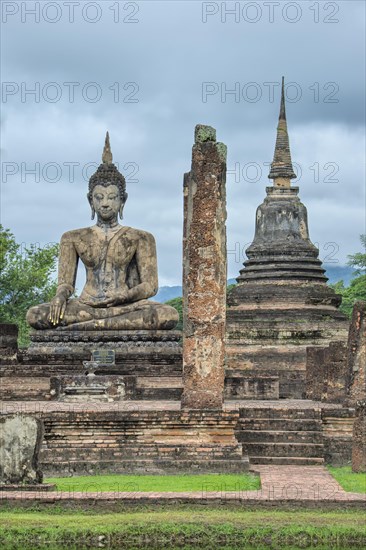 Buddha statue at the ruins of Wat Phra Si Rattana Mahathat temple complex