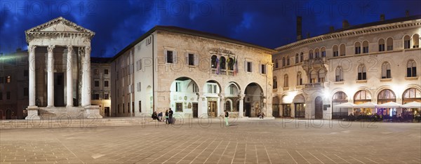 Market square with the Temple of Augustus and the old Town Hall