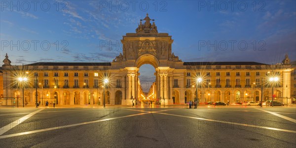 Praca do Comercio at night