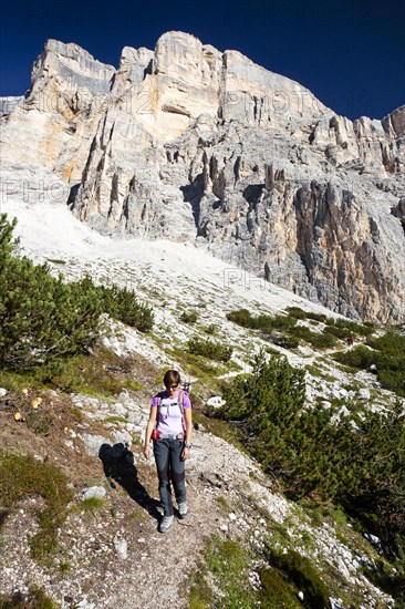 Climber on the way down over the Heiligkreuzkofelsteig from Heiligkreuzkofel