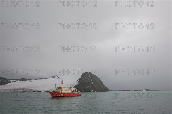 Supply ship off the Argentine research station Orcadas Base