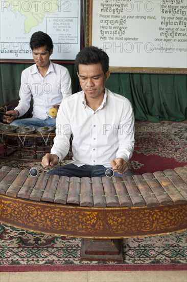 Man playing the roneat ek