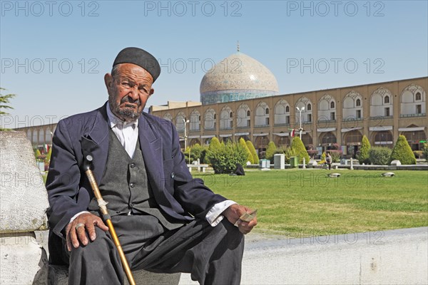 Muslim man in front of the dome of the Lotfollah Mosque