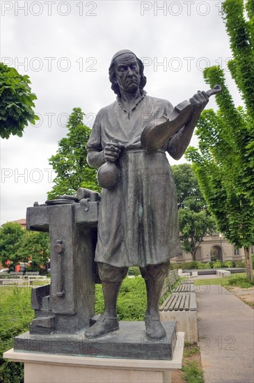 Monument to Antonio Stradivari outside the Museo del Violino