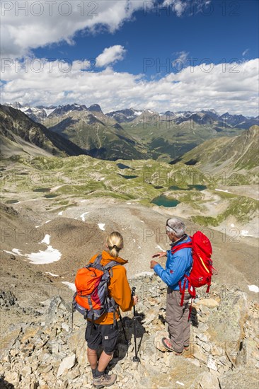 Two hikers on the Fuorcia da Barcli pass