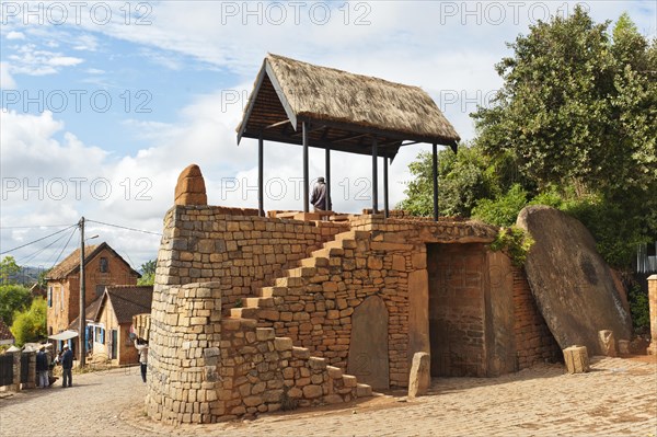 Gate with round stone door