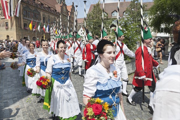 Fischer girls and white fishermen during a parade in front of the Town Hall