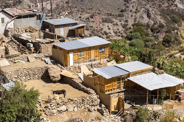 Simple huts in Socoromo