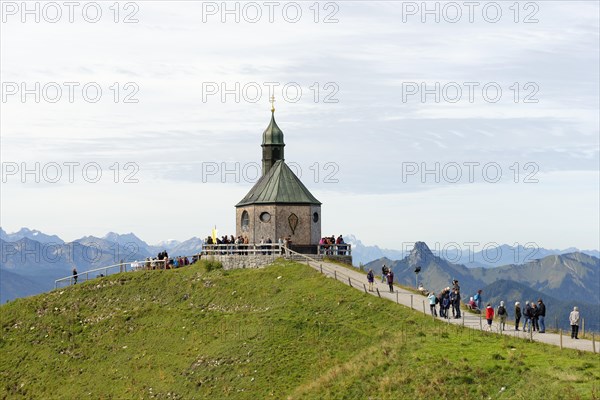 Hikers at Heilige Kreuzerhohung chapel