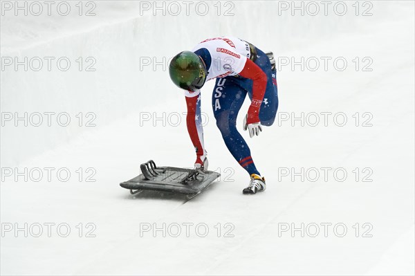 Skeleton racer on the ice track