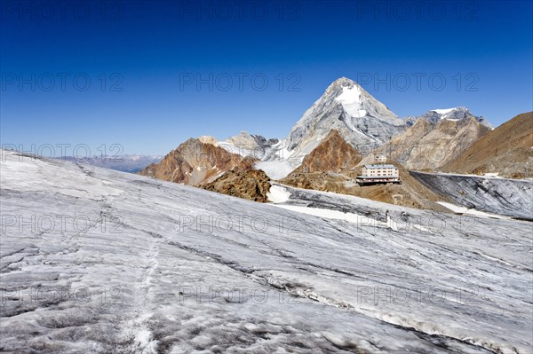 View from Zufallferner Mountain over Casati Hut