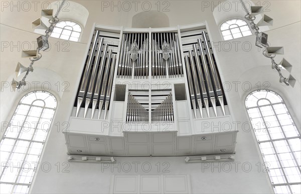 Plenary with the organ by Orgelbau Klais