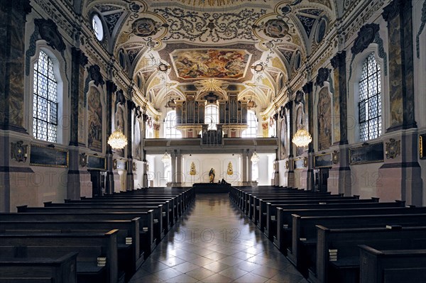 Organ and ceiling