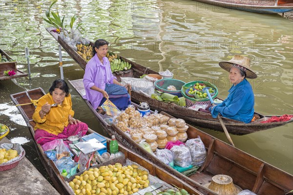 Damnoen Saduak floating market