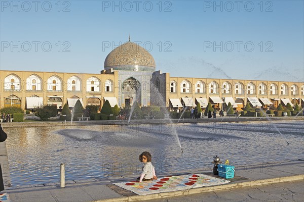 Dome of Lotfollah Mosque and fountains in the pool
