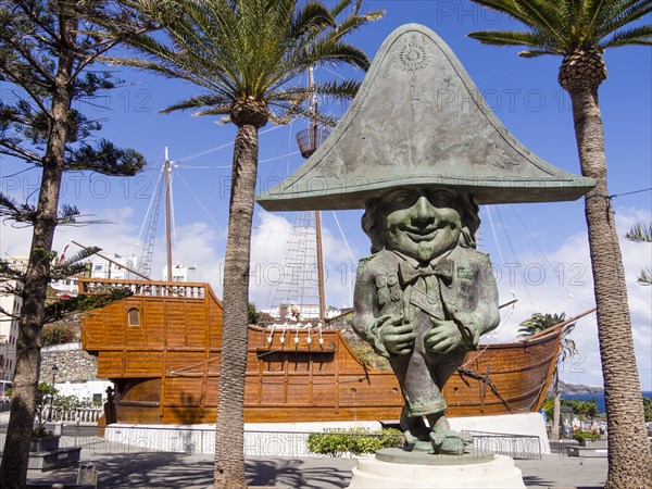 Statue of a dwarf imitating Napoleon in front of the Museo Naval Santa Maria maritime museum