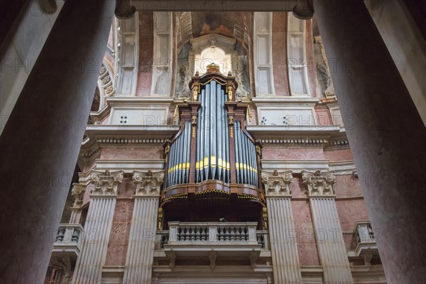 Pipe organ